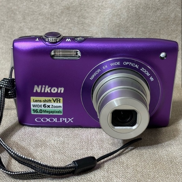 Nikon COOLPIX digital camera - Picture 3 of 7